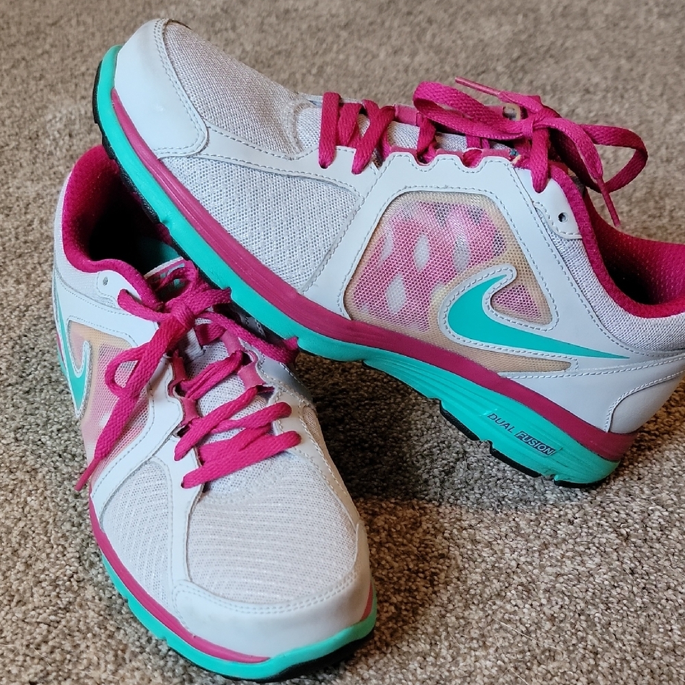 Nike Women's Gray And Pink Athletic Sneakers